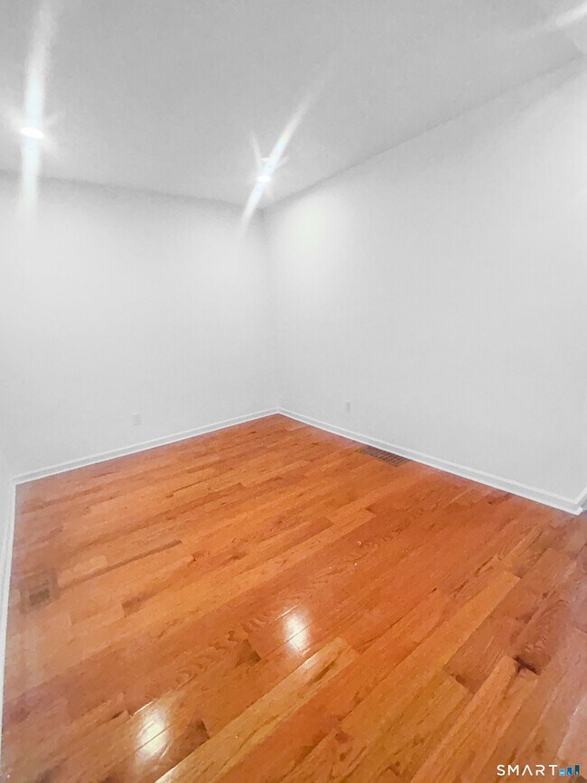 Building Photo - 1042 Iranistan Ave