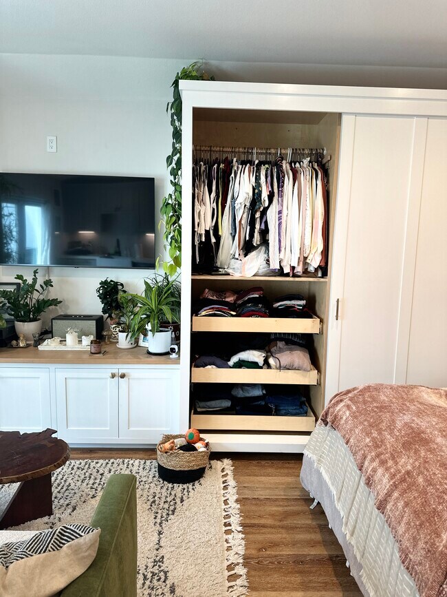 Building Photo - 2933 Midvale Ave