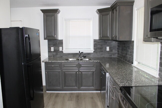 Building Photo - Beautiful 4 bedrooms and 1 bath home located on Freeman Ave in Kansas City, KS