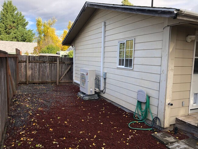 Building Photo - Updated 3 bedroom, 2 bathroom duplex in Sp...