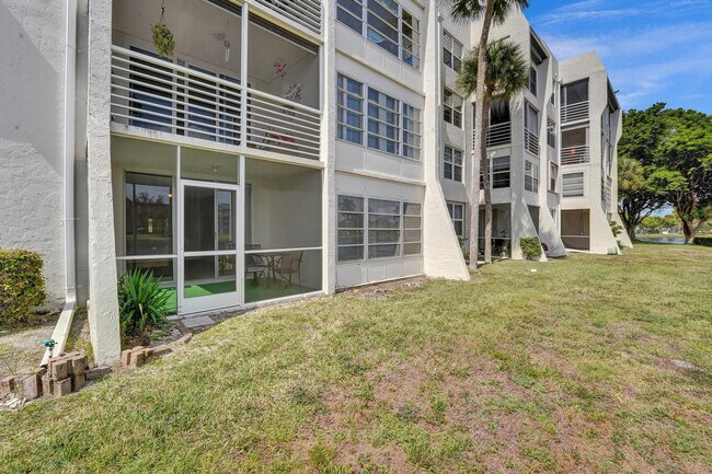 Building Photo - 9440 Poinciana Pl