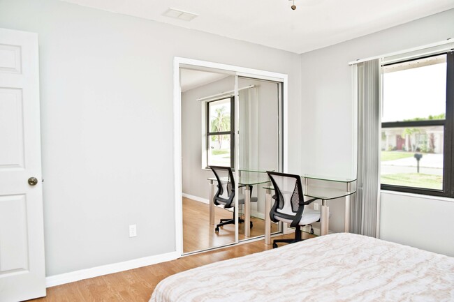 Guest Bedroom 3 with computer desk and computer chair - 722 SE Thanksgiving Ave