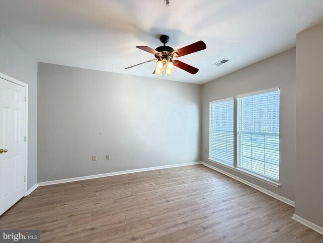 Building Photo - Beautiful 2bd 1bth private patio-level condo in New Town with a peaceful wooded view!