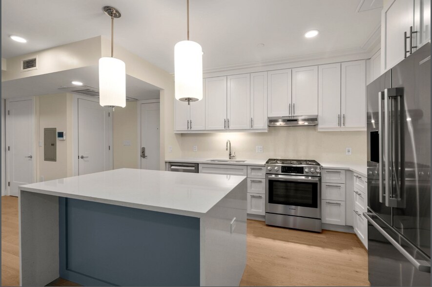 Building Photo - 305 Border St