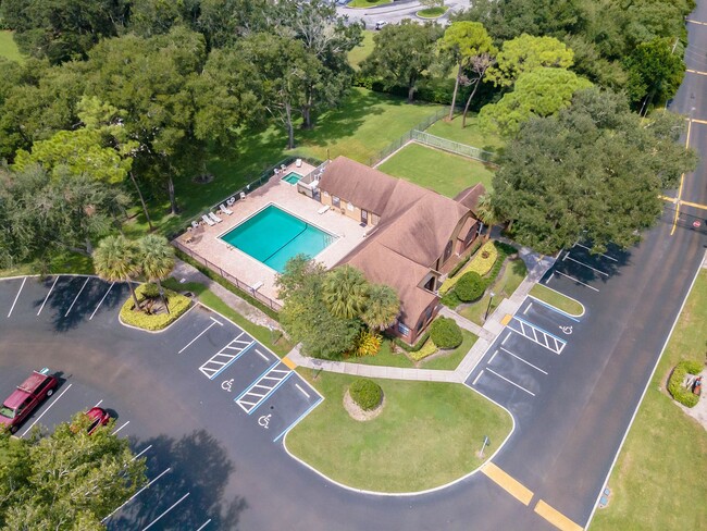 Building Photo - 1/1 Condo in GATED ~ LAKEFRONT community i...