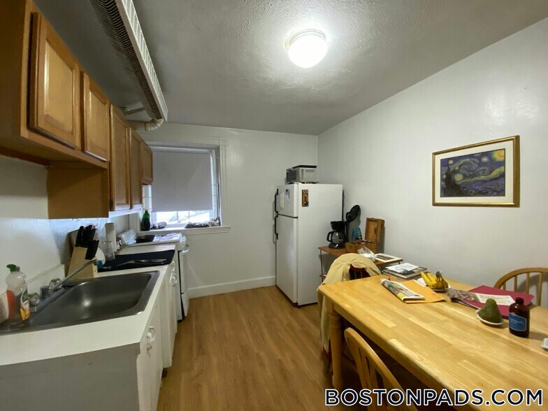 Building Photo - 1589 Beacon St