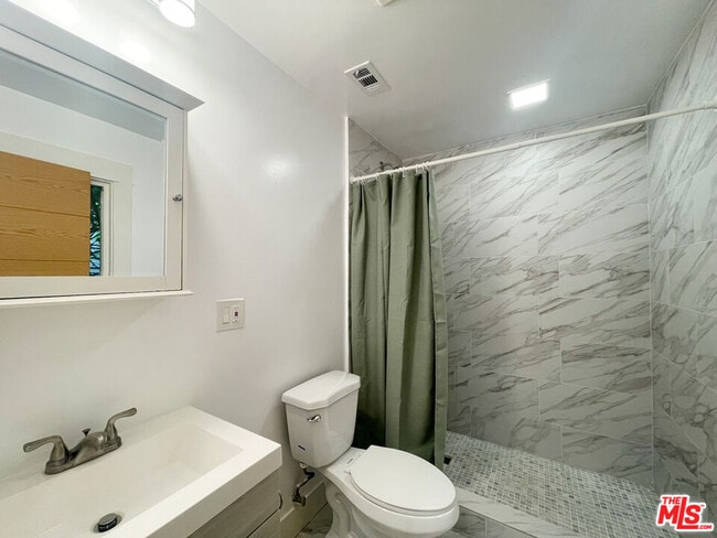 Building Photo - 2414 Effie St