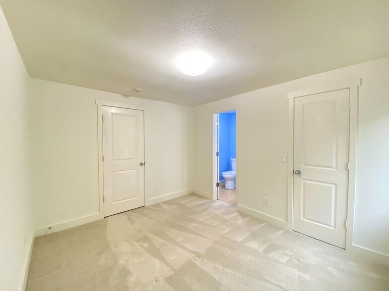 Building Photo - Fantastic location for this spacious 2 lev...