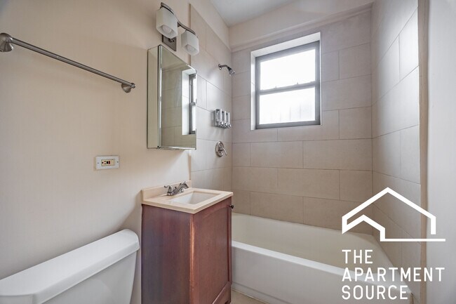 Building Photo - 4737 N Hermitage Ave