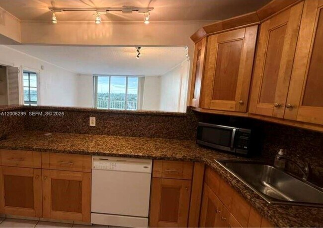 Building Photo - 16740 NE 9th Ave