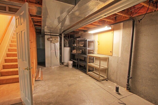 Building Photo - 1319 Iris Cir