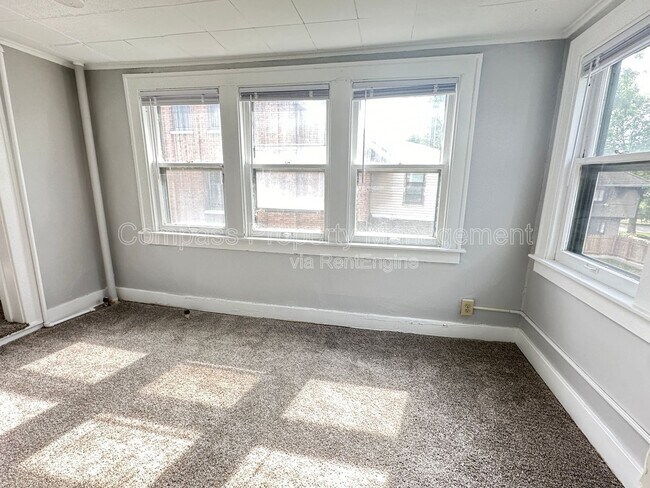 Building Photo - 642 Cherry St SE