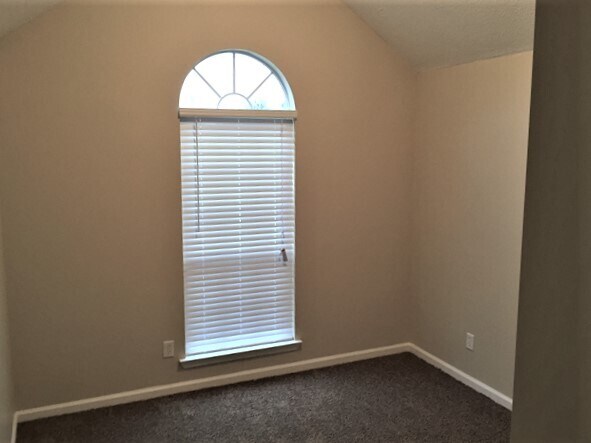 Building Photo - 11 Escapade Lane