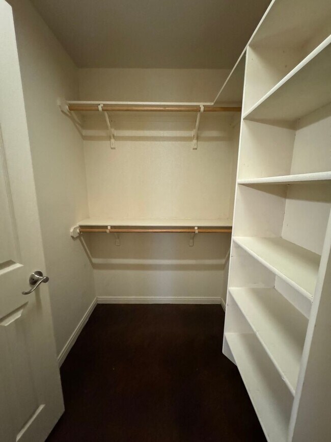 Building Photo - Taylors Crossing 2302