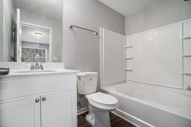 Building Photo - Beautifully Updated Decatur Townhome with ...