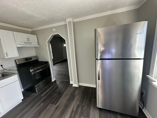 Building Photo - BEAUTIFUL 3 BEDROOM 1 BATH NEWLY REMODELED