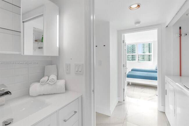 Building Photo - 1155 Brickell Bay Dr