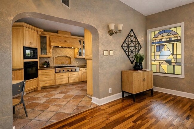 Building Photo - 205 25th Ave NE