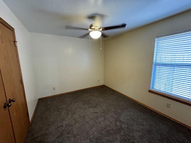 Building Photo - 4 bed, 2 bath ,3 car with storm shelter! B...