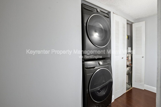 Building Photo - 4705 SW 62nd Ave