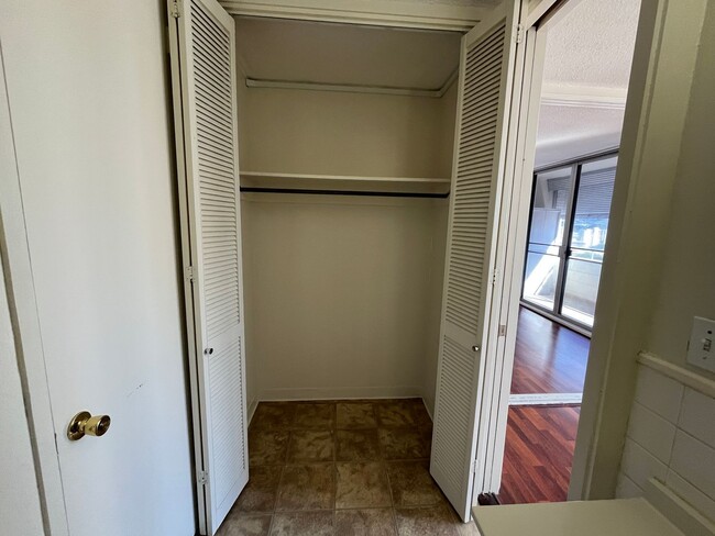 Building Photo - Woodrose (Honolulu) - Basic cable/electricity included!! 2 bedroom, 1.5 bathroom, 1 parking