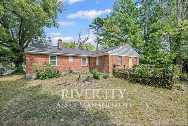 Building Photo - Big 4 bedroom, 1-Bathroom Home In Frayser!...