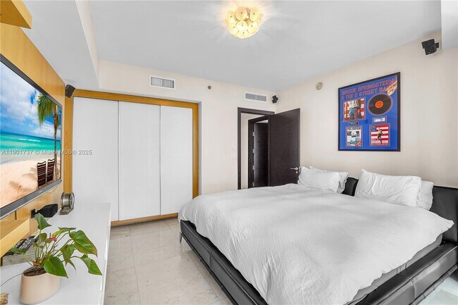 Building Photo - 465 Brickell Ave