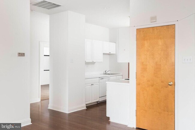 Building Photo - 220 S 16th St