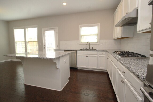 Building Photo - 660 Sunset Dr