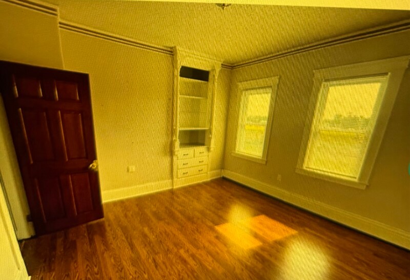 Building Photo - 7 Morton St