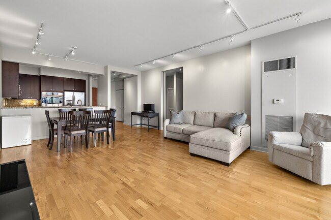 Building Photo - 1211 S Prairie Ave