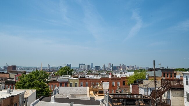 Building Photo - 704 S Highland Ave