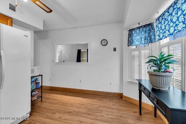 Building Photo - 11 Sutton Dr