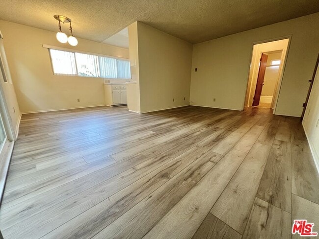 Building Photo - 1261 Granville Ave