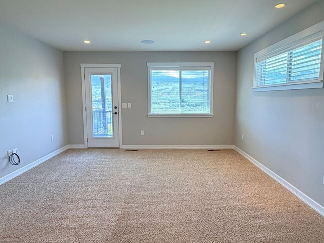 Building Photo - Luxury, golf course living with VIEWS! 3+ bed, 3 bath, three car garage and so much more!