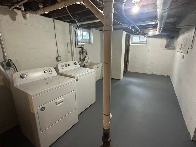 Building Photo - Large 1 bedroom side by side w/ LOTS Of UP...