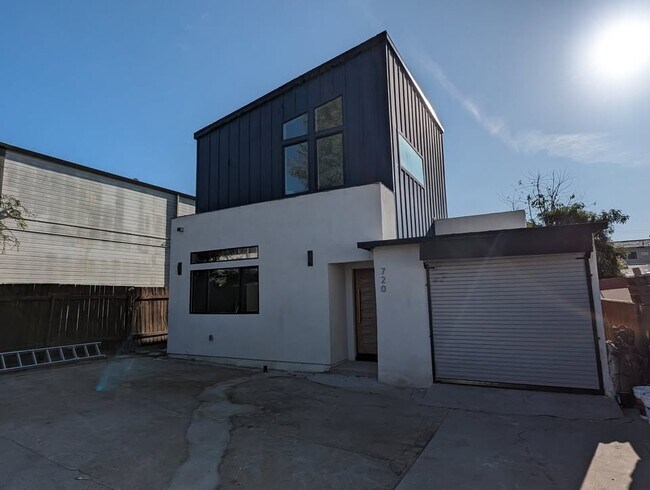 Building Photo - 720 San Pascual Ave