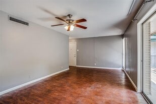 Building Photo - 982 S Weatherred Dr