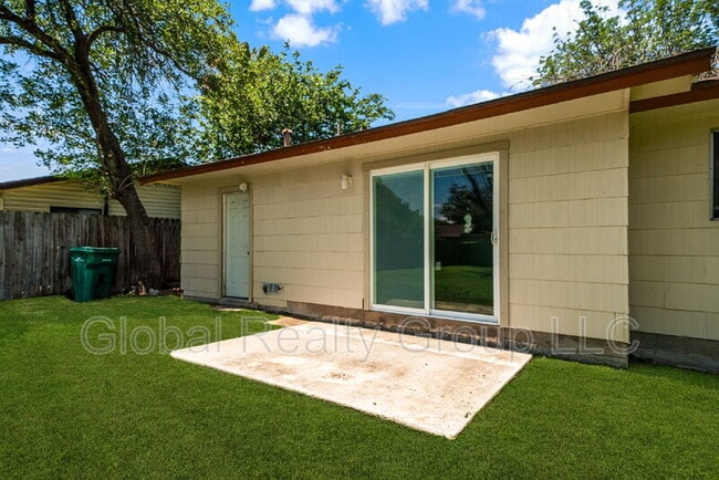 Building Photo - 517 Oak Dr