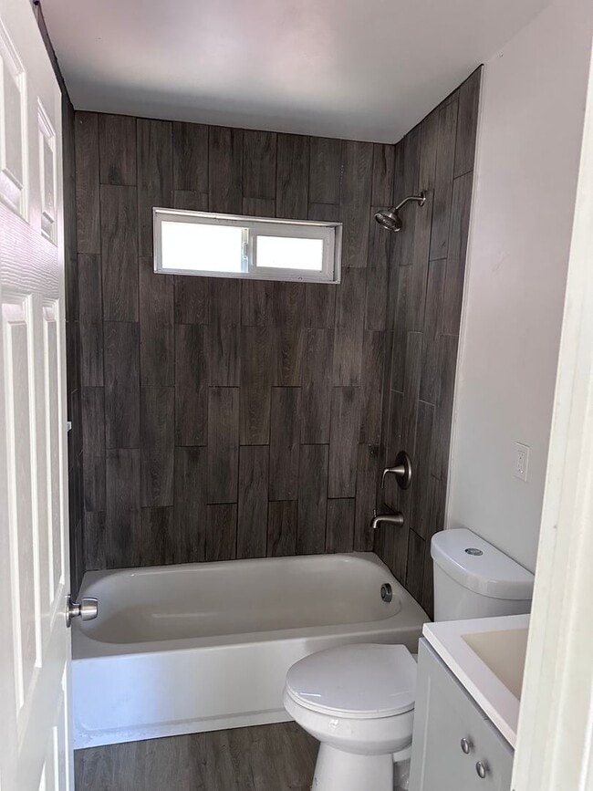 Building Photo - Newly renovated 2 bedroom house close to M...