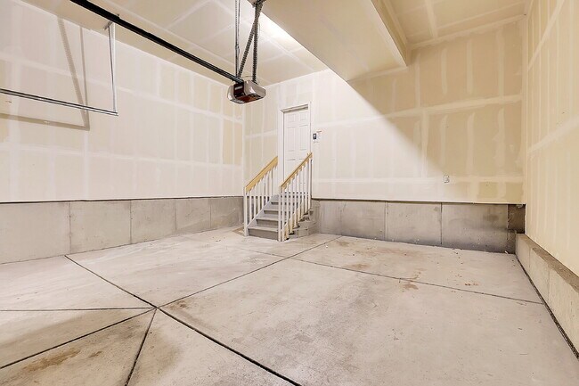 Building Photo - $2,750.00, 3 bed, 2.5 bath located in Denver