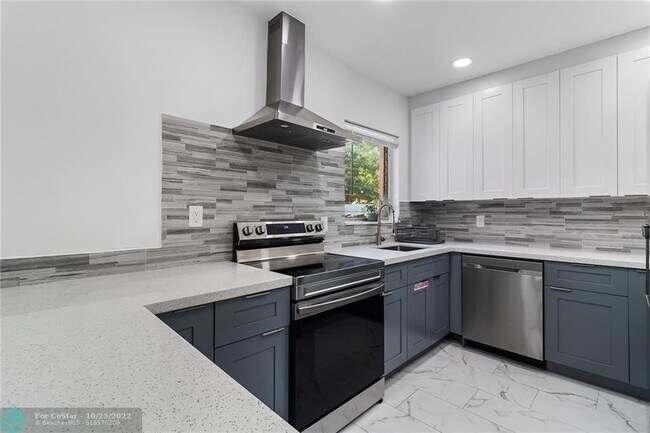Building Photo - 811 SW 26th Ct