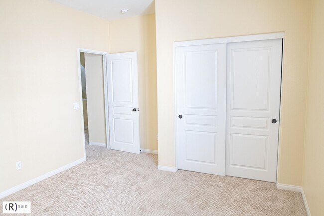 Building Photo - Lovely tri-level condo located in the gated community of Bellafina