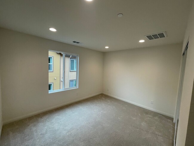 Building Photo - 3 Bed 3 Bath Townhouse in San Marcos - Brand New
