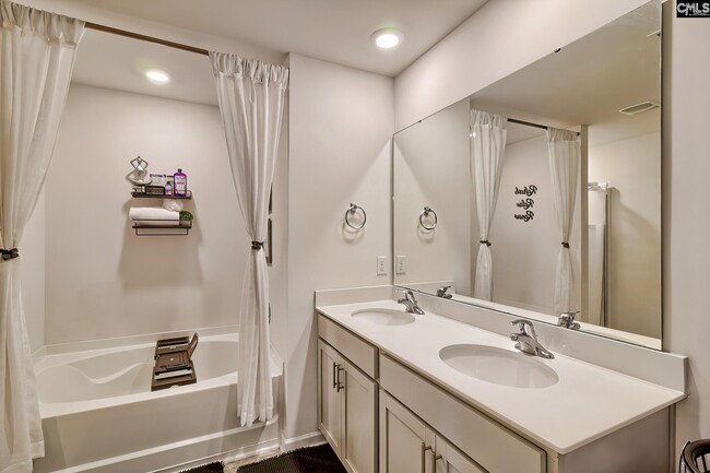 Building Photo - 660 Collett Dr