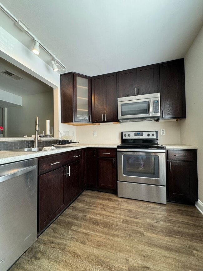 Building Photo - Comfortable Townhome in a Haymarket Square Community