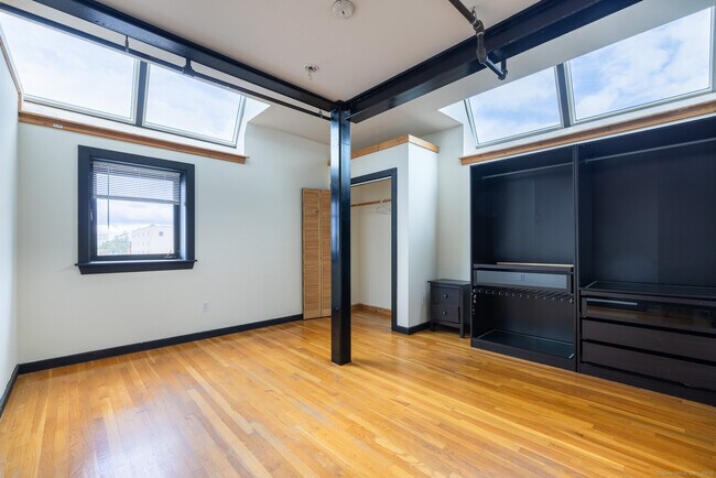 Building Photo - 325 Myrtle Ave
