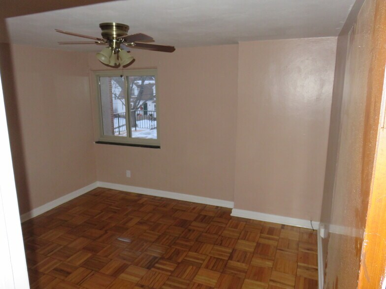 Bedroom - 411 Roosevelt Ave