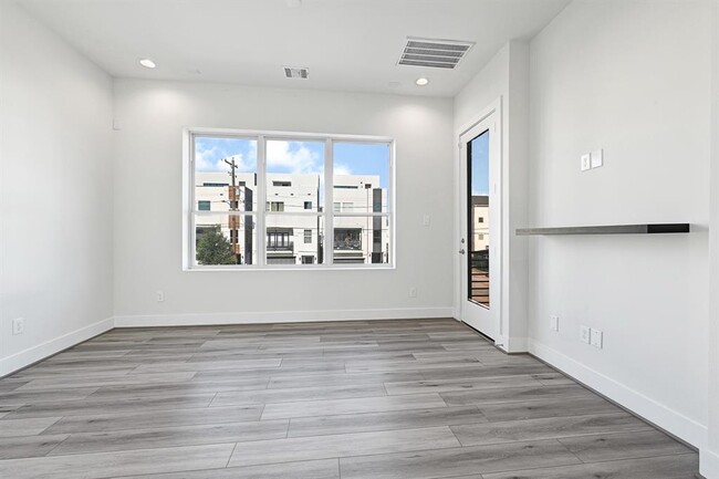 Building Photo - 3313 Baer St