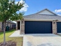 Building Photo - 2405 Northcreek Ln